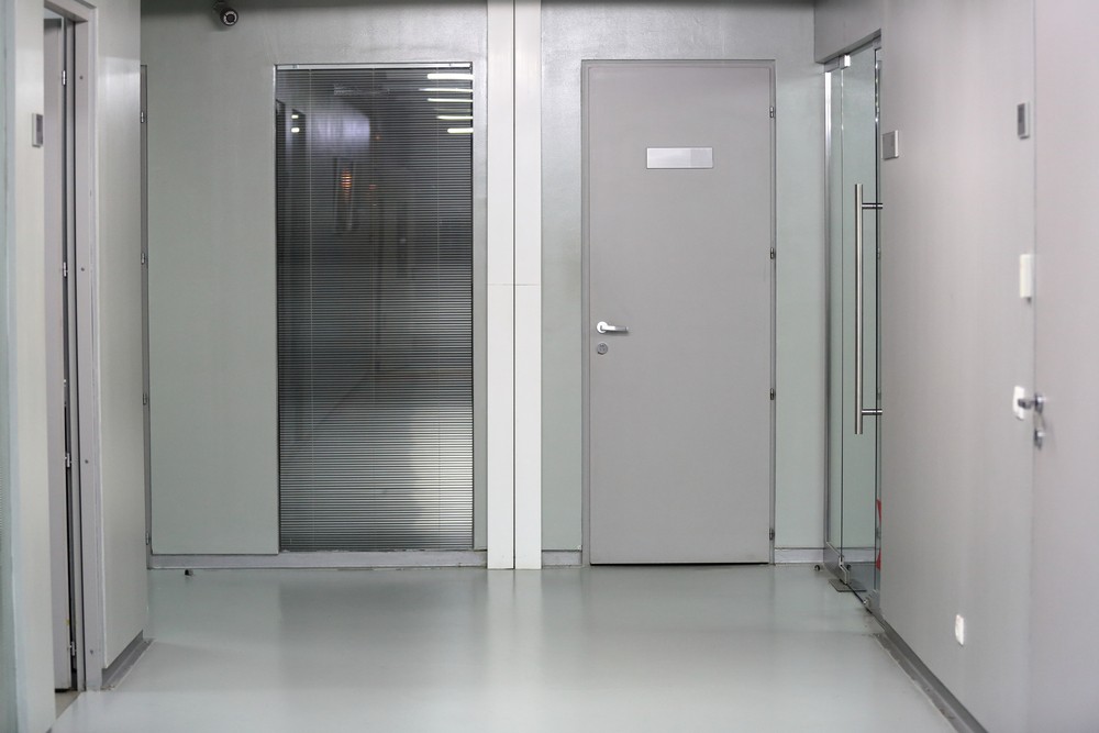 Двери в квартиру spacedoors спаcедурс. Противопожарная дверь ei45. Дверь в техническое помещение. Двери для складских помещений. Технические двери в интерьере.